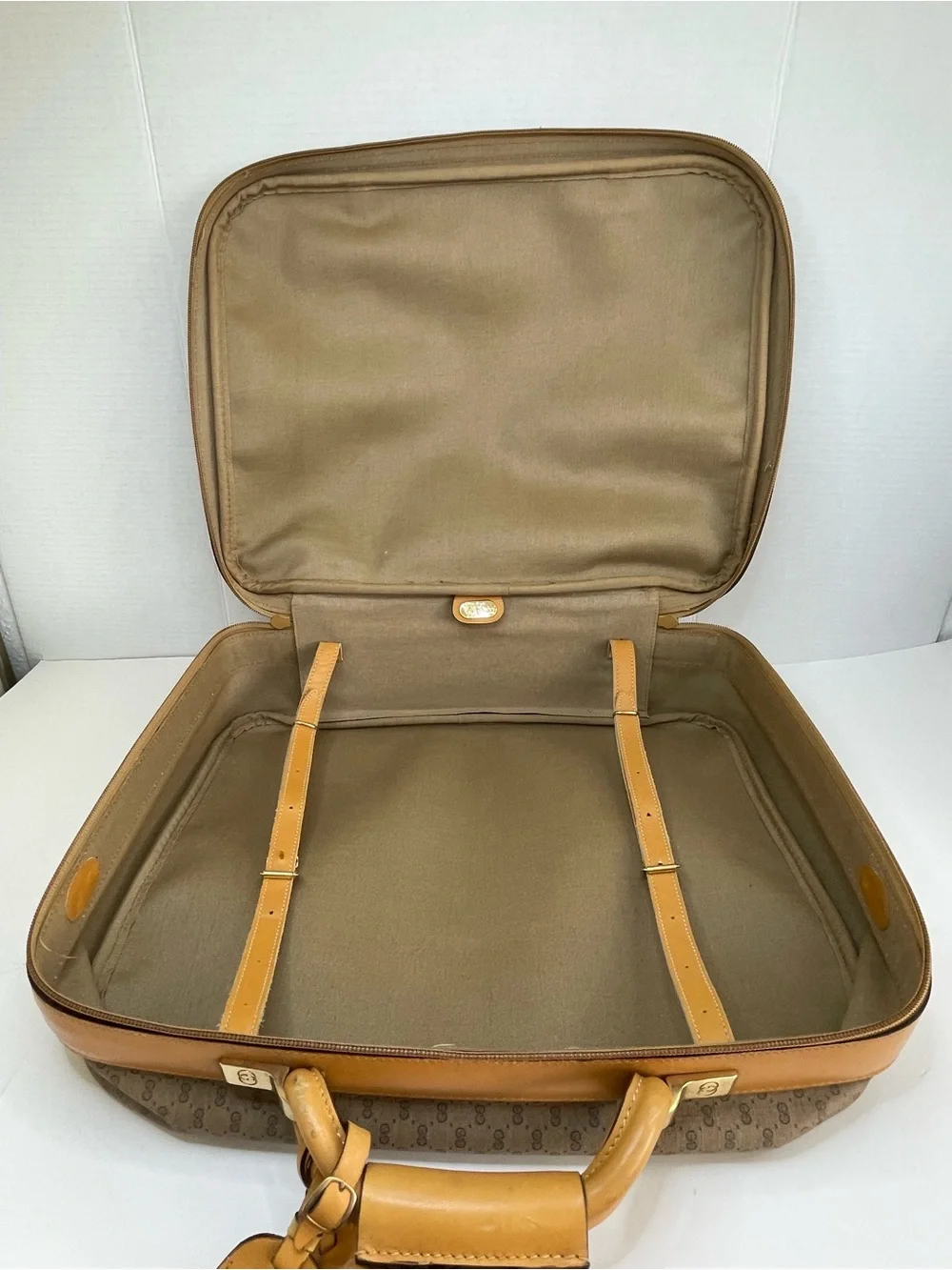 Gucci GG Supreme suitcase